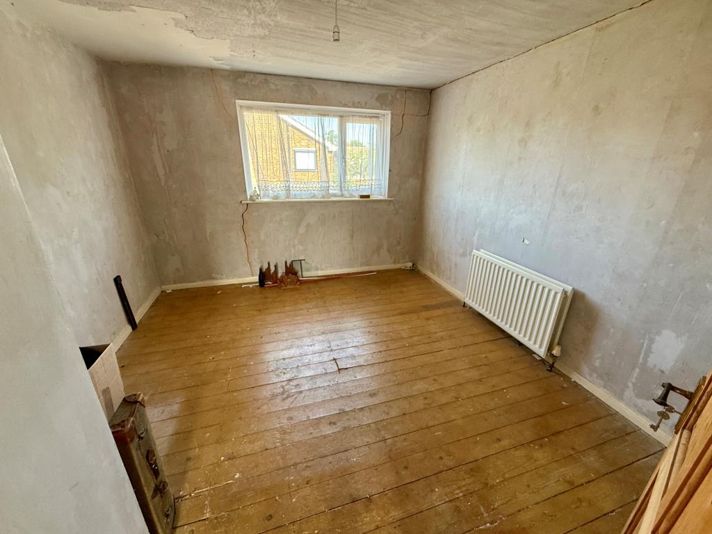 Lot: 11 - SEMI-DETACHED HOUSE FOR REPAIR WITH POTENTIAL TO EXTEND - Bedroom two